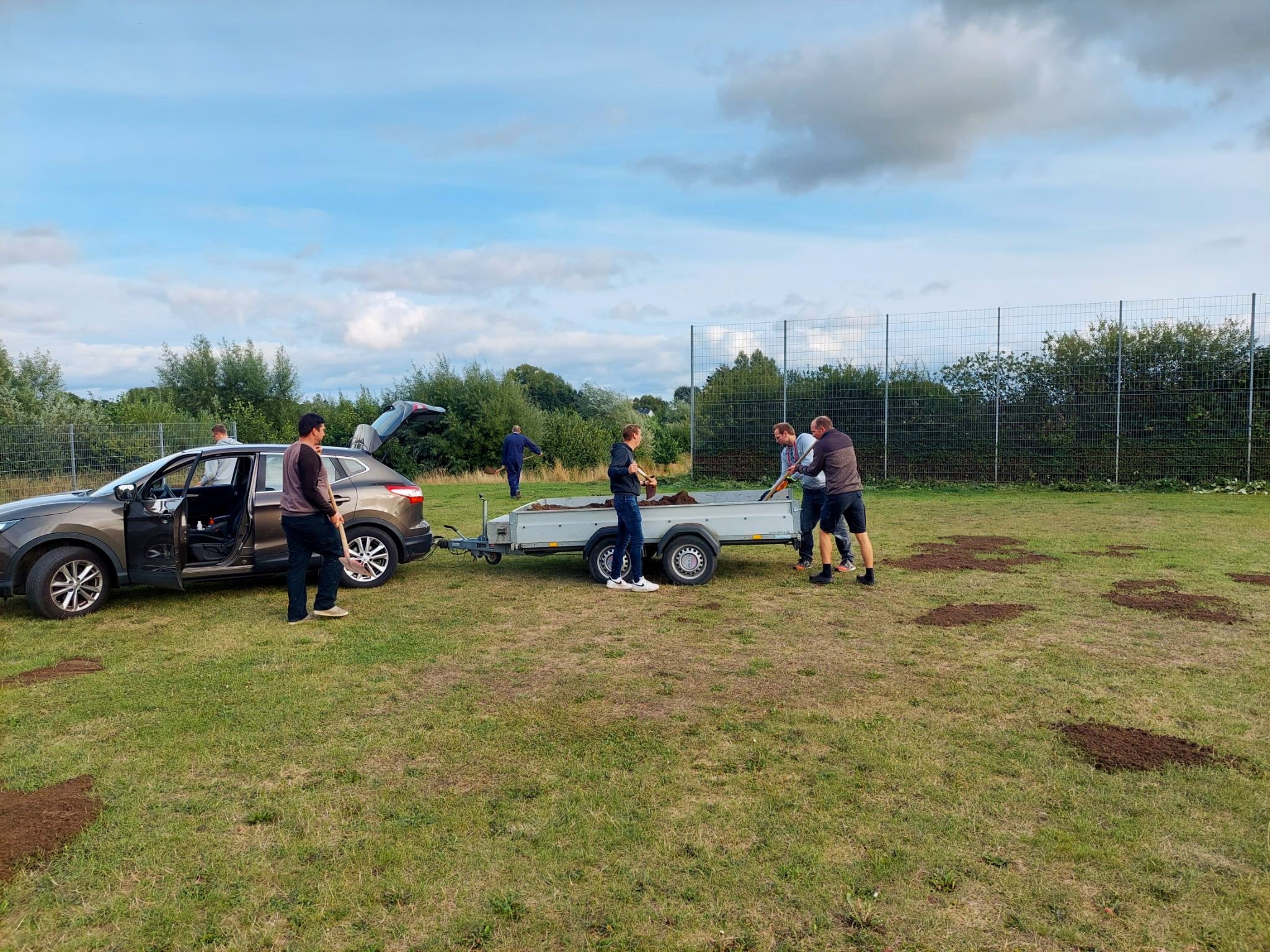 Fußball | Schäden des TSV Trainingsplatzes wurden ausgebessert 2 Traingsplatzreparatur September 2022 TSV Nordschwansen Karby 1