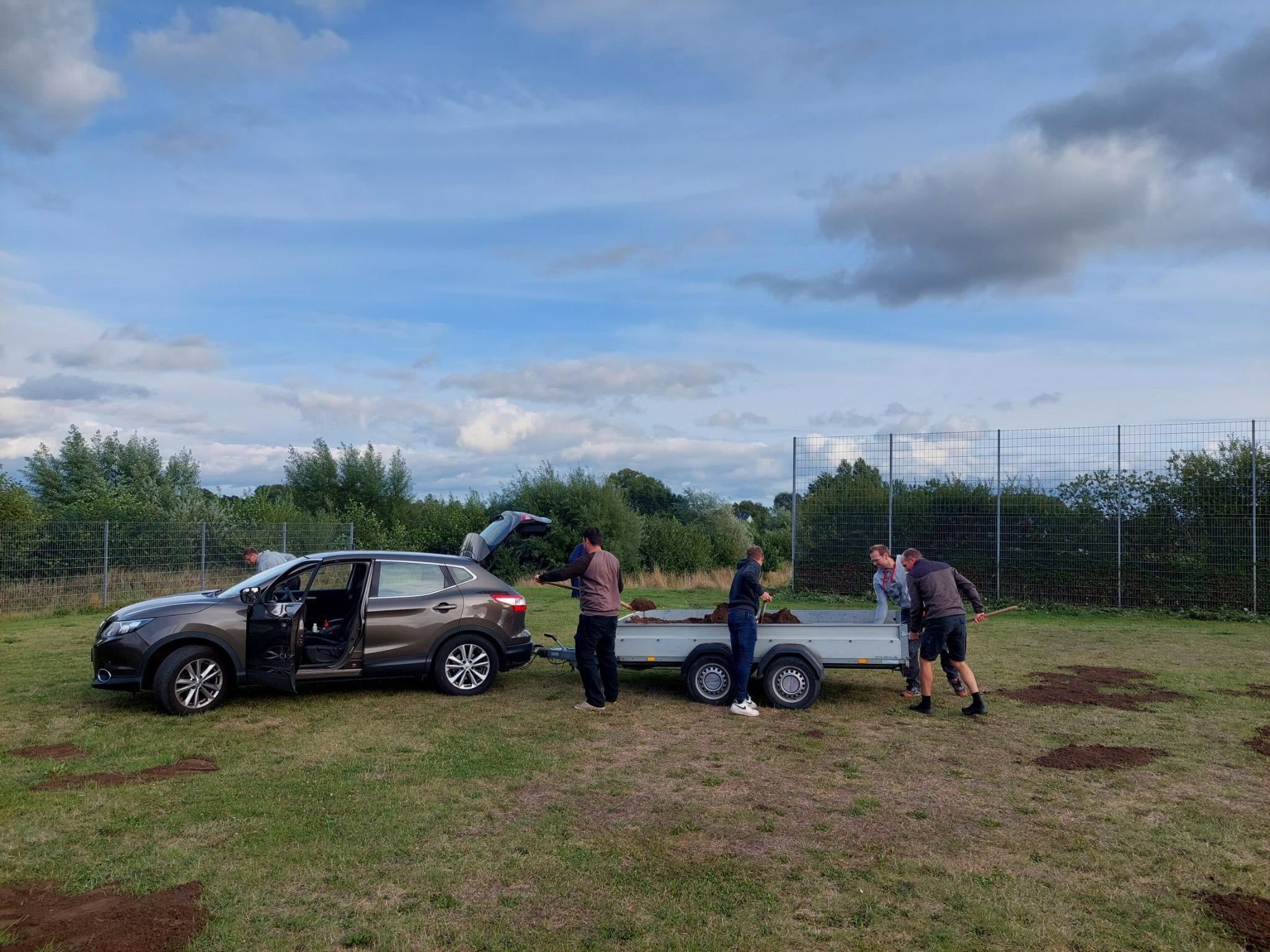 Fußball | Schäden des TSV Trainingsplatzes wurden ausgebessert 3 Traingsplatzreparatur September 2022 TSV Nordschwansen Karby 2